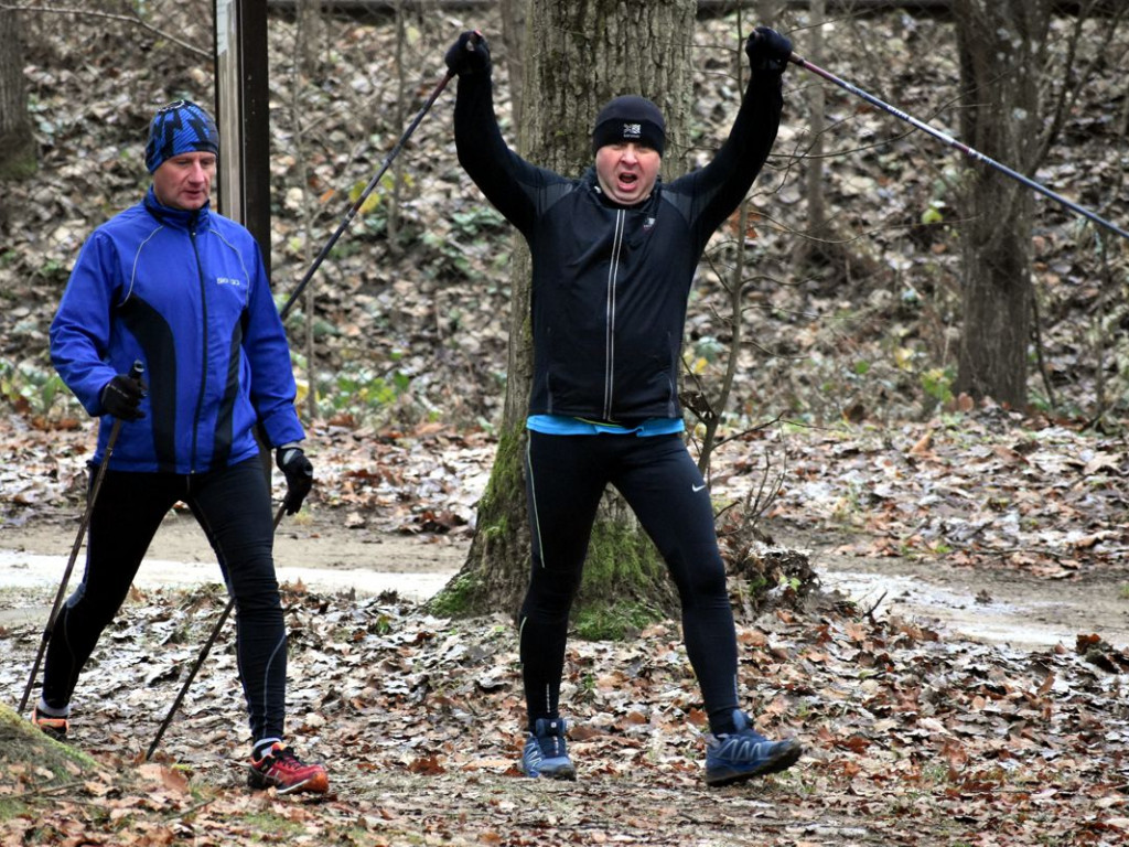 Spacerowali z kijkami po Wilczym Szańcu