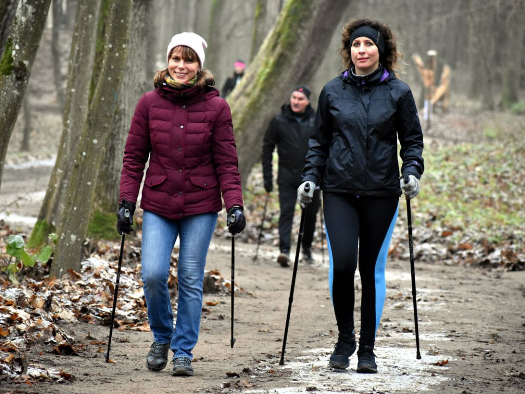 Spacerowali z kijkami po Wilczym Szańcu