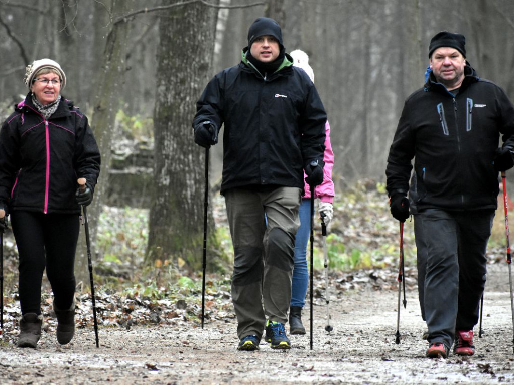 Spacerowali z kijkami po Wilczym Szańcu