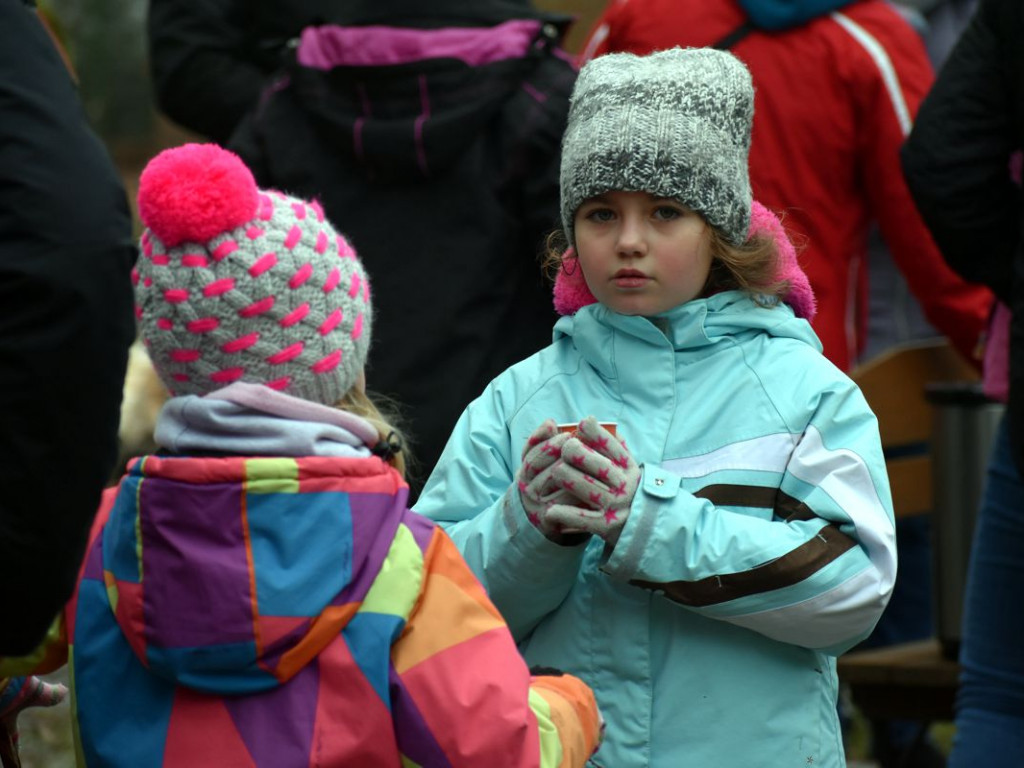 Spacerowali z kijkami po Wilczym Szańcu