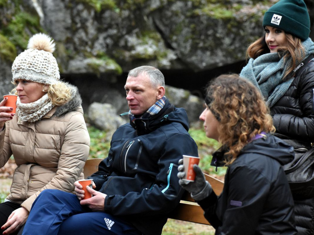 Spacerowali z kijkami po Wilczym Szańcu