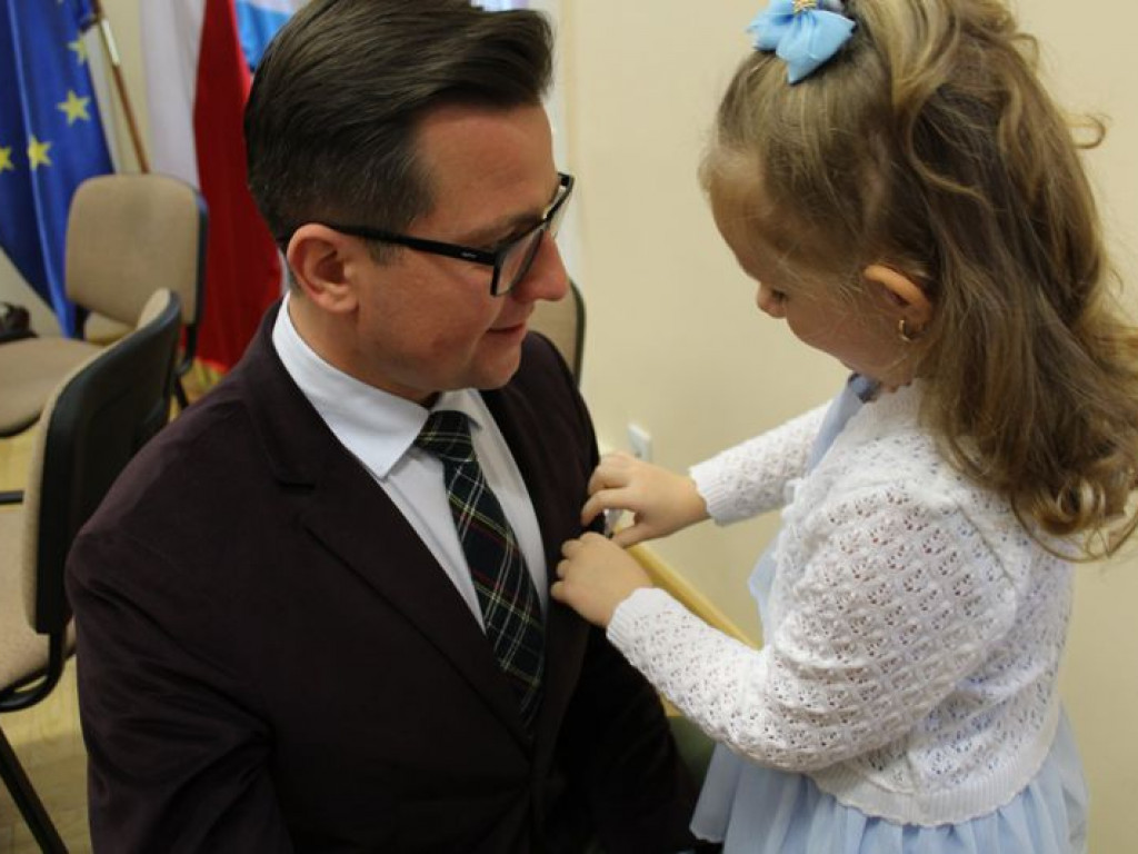 Starosta i radni oznaczeni białymi wstążkami