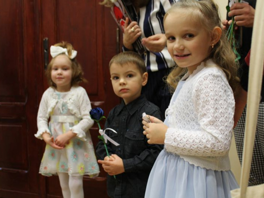 Starosta i radni oznaczeni białymi wstążkami