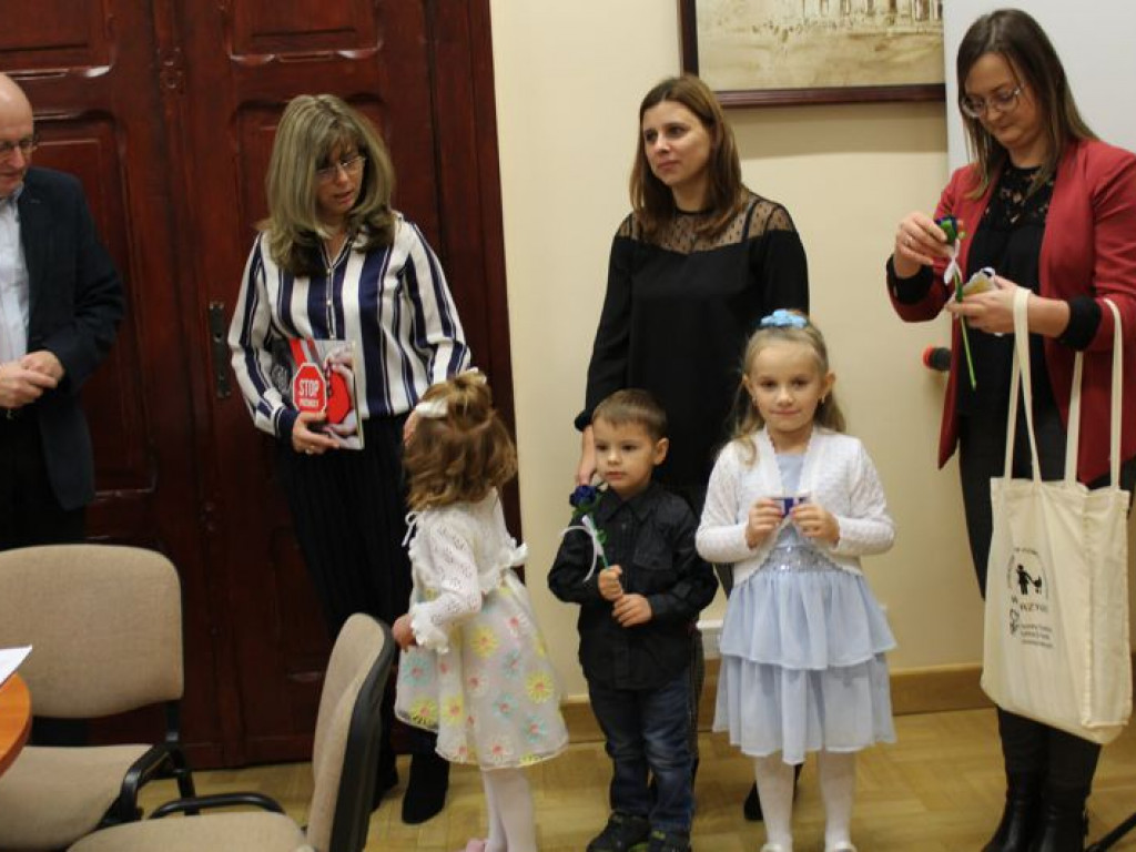 Starosta i radni oznaczeni białymi wstążkami