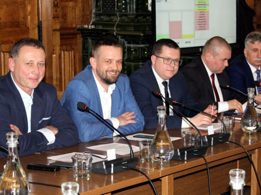 Rzeczowa dyskusja na sesji rady powiatu