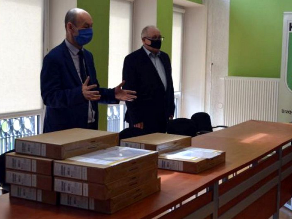 Laptopy ze Zdalnej Szkoły trafiły do szkół w gminie Korsze