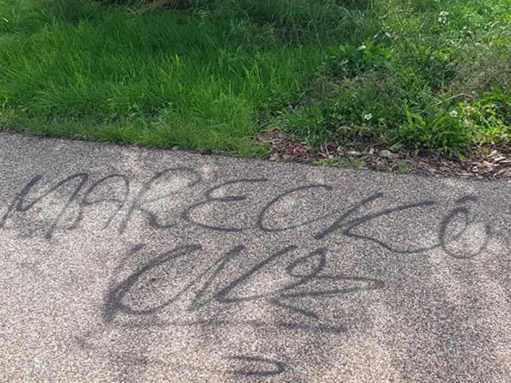 Uwaga, debil! Jakiś osobnik zniszczył infrastrukturę na plaży w Czernikach