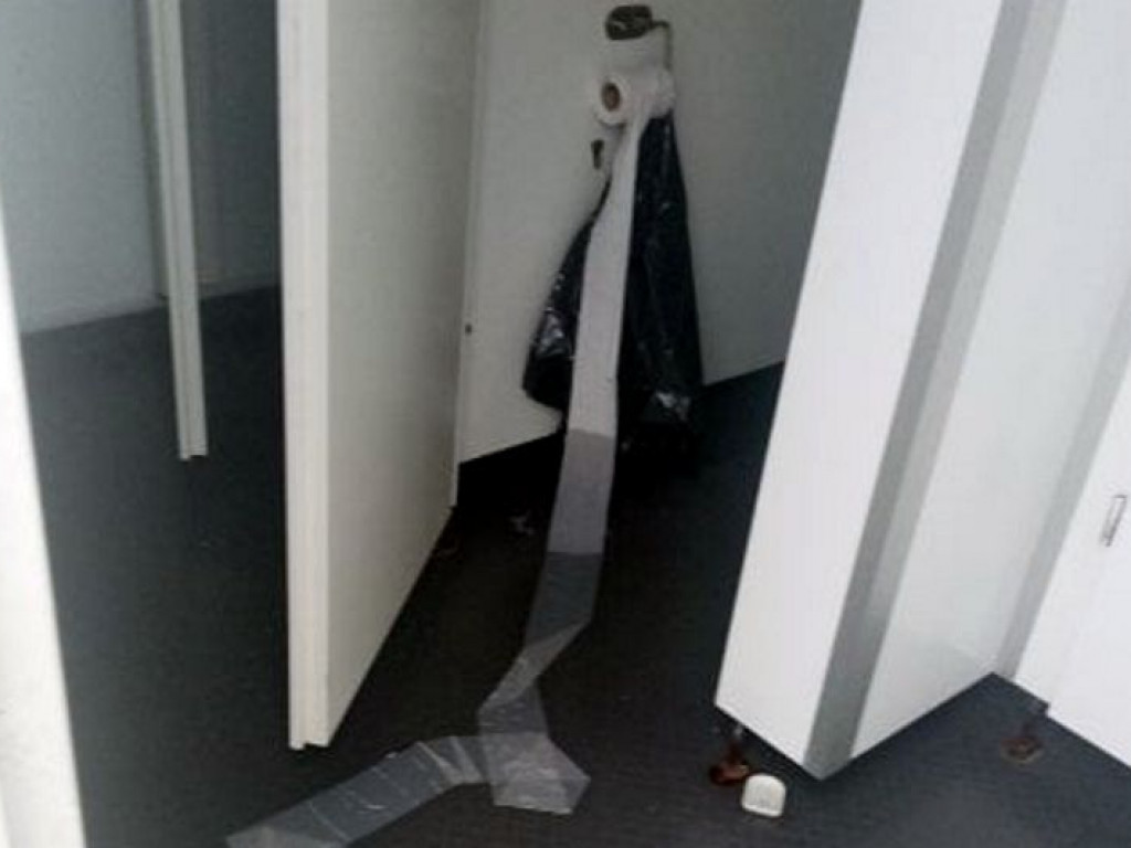 Ognisko w miejskiej toalecie! Jakiś idiota znów dał o sobie znać