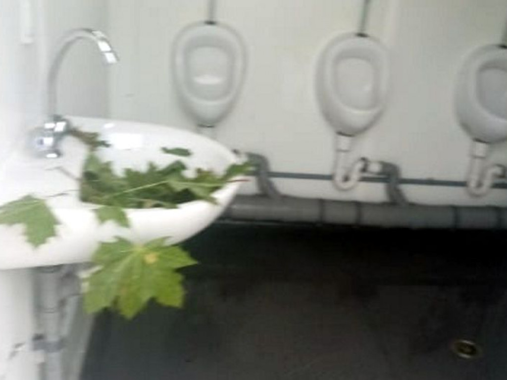 Ognisko w miejskiej toalecie! Jakiś idiota znów dał o sobie znać