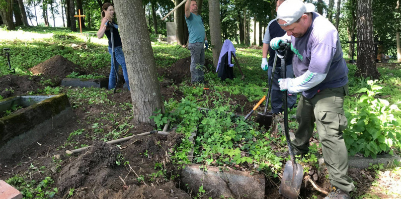 Odnowili groby i złożyli hołd ofiarom Armii Czerwonej