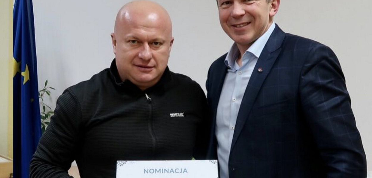 Kamil Roksela po odebraniu nominacji od Konstantego Targońskiego, prezesa W-MOZPR. Fot. W-MOZPR