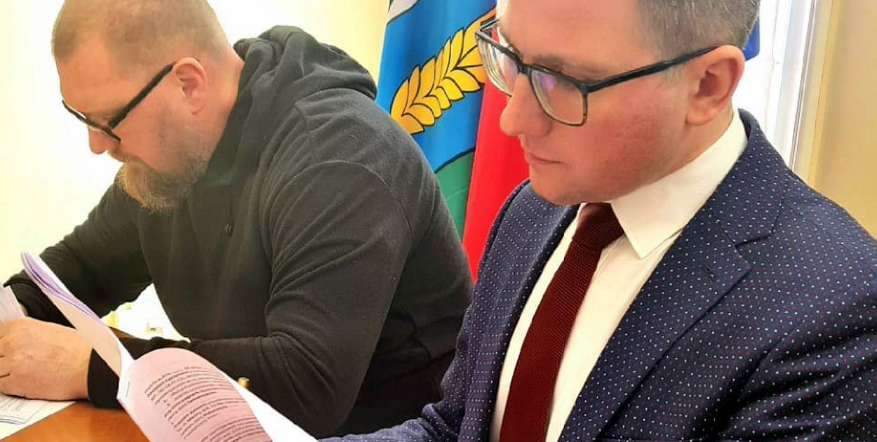 Ernest Kalus (Technikal) i Michał Kochanowski podczas podpisywania umowy. Fot. Powiat Kętrzyński