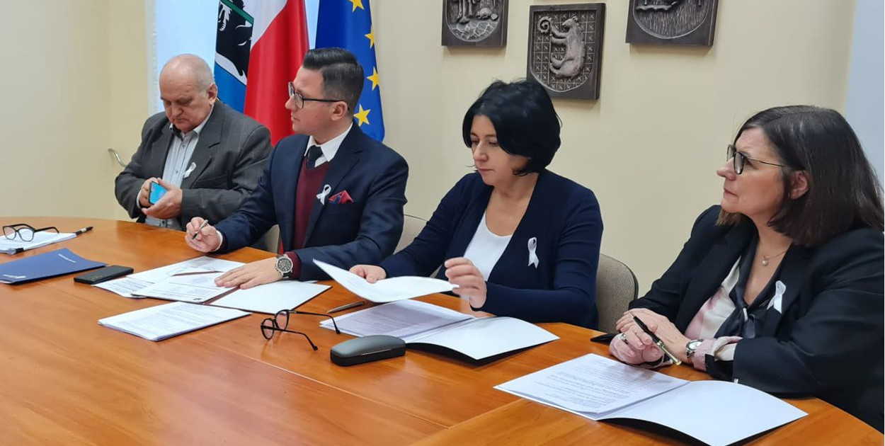 Zarząd powiatu: Mirosław Bobrowski, Michał Kochanowski, Olga Wanago i Alina Janiszewska (na zdjęciu brak Andrzeja Lewandowskiego) podzielił 100 tys. zł na 50 zadań. Fot. Archiwum Starostwa Powiatowego