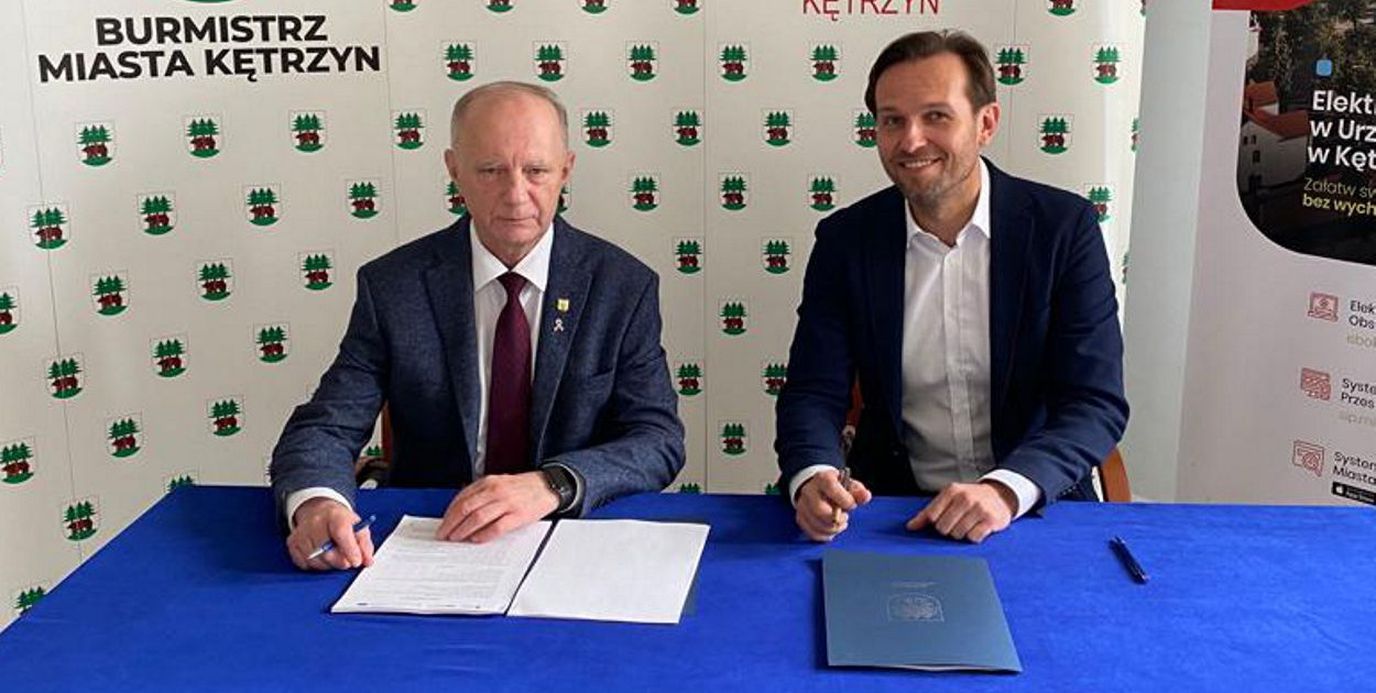 Umowę na dostawę nowych autobusów podpisali: Ryszard Niedziółka oraz Marcin Kucharski,  prezes zarządu Busnex Poland. Fot. Anna Grula