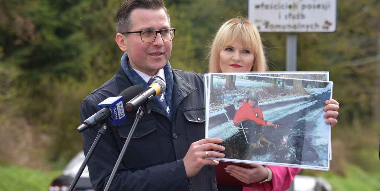 Michał Kochanowski z archiwalnym zdjęciem przebudowanej drogi. Fot. Robert Majchrzak