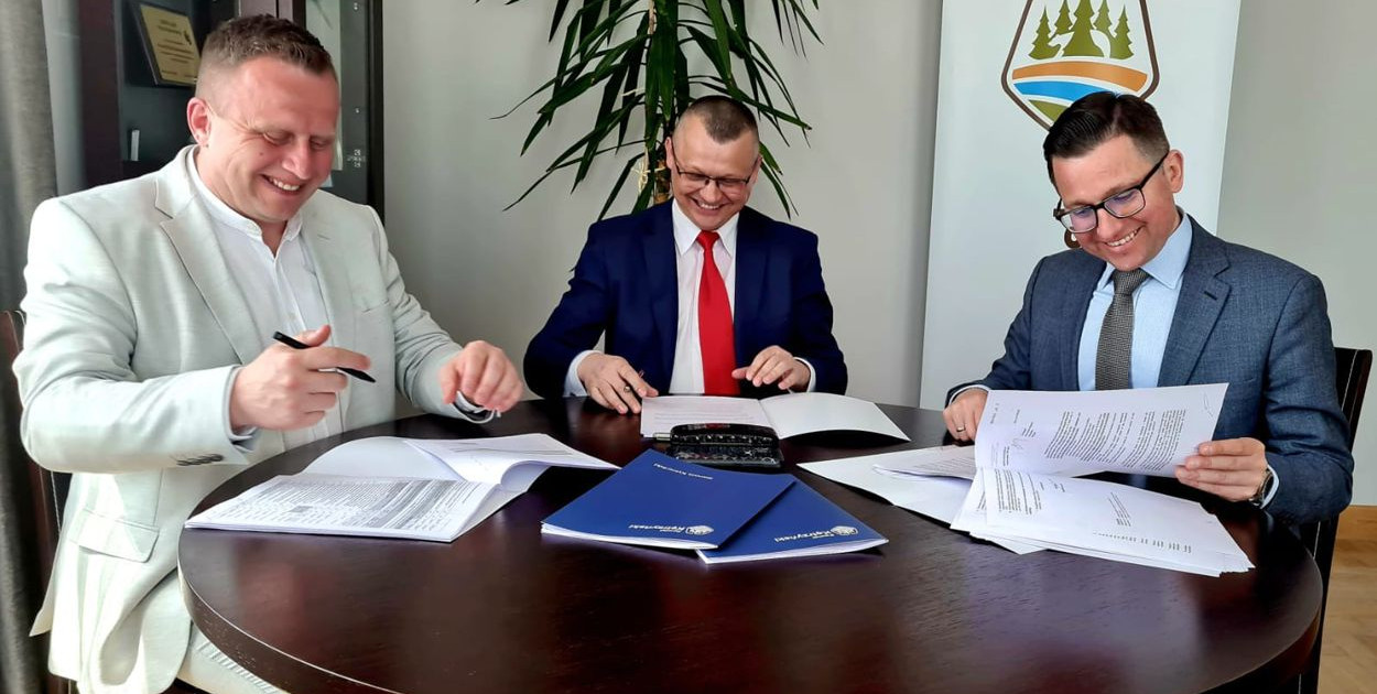 Andrzej Lewandowski, Jacek Pasik (dyrektor PBDiM) oraz Michał Kochanowski podczas podpisywania umowy. Fot. Powiat Kętrzyński