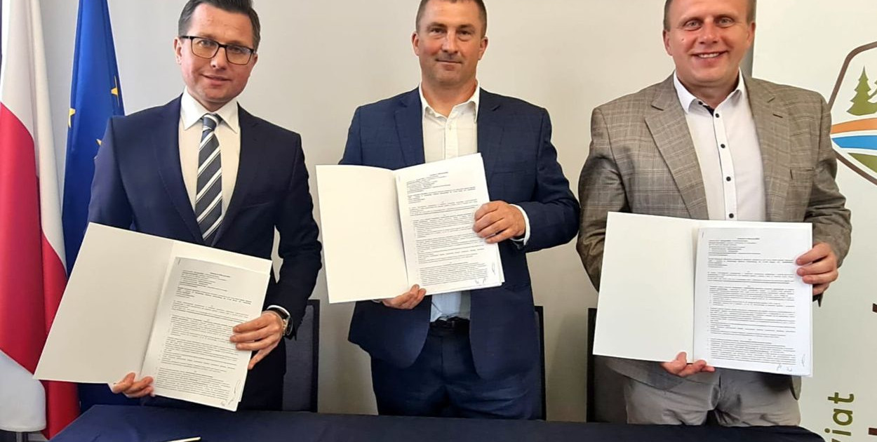 Umowa na wykonanie prac została podpisana w Starostwie Powiatowym w Kętrzynie. Fot. Powiat Kętrzyński