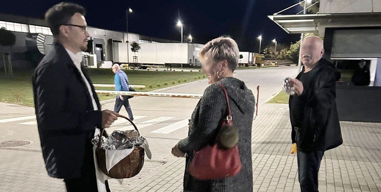 Maciej Wróbel rozdający „ciasteczka wyborcze”. Fot. Facebook.com