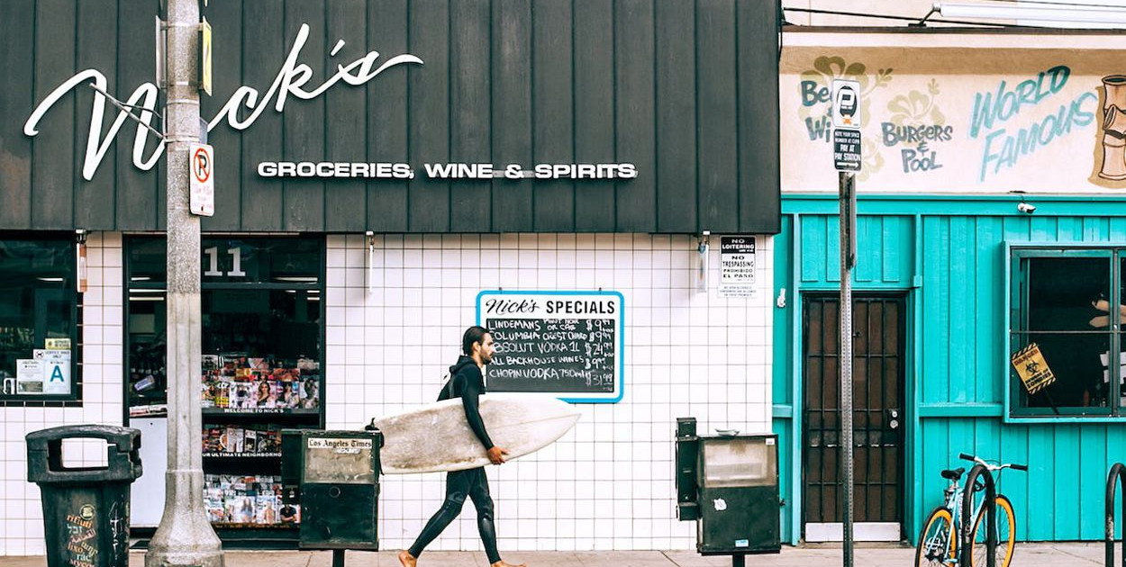 Szyld reklamowy – pomysł na prostą i skuteczną reklamę zewnętrzną