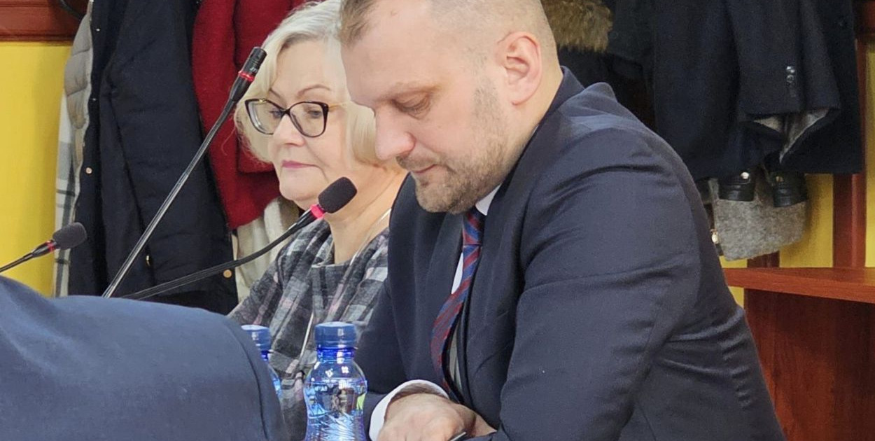 Od lewej: Krystyna Kalisz, skarbniczka gminy Kętrzyn i Paweł Bobrowski, wójt. Fot. Gmina Kętrzyn