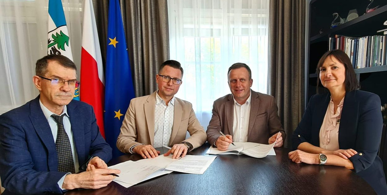 Po podpisaniu umowy: Bogusław Lichocki, skarbnik powiatu kętrzyńskiego; Michał Kochanowski; Andrzej Lewandowski i Danuta Tomczak, naczelniczka Wydziału Oświaty i Zdrowia Starostwa Powiatowego w Kętrzynie. Fot. Powiat Kętrzyński