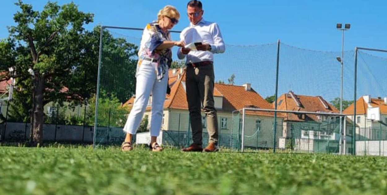 Michał Kochanowski i Oliwia Piotrowicz, dyrektorka I LO im. W. Kętrzyńskiego. Fot. Powiat Kętrzyński