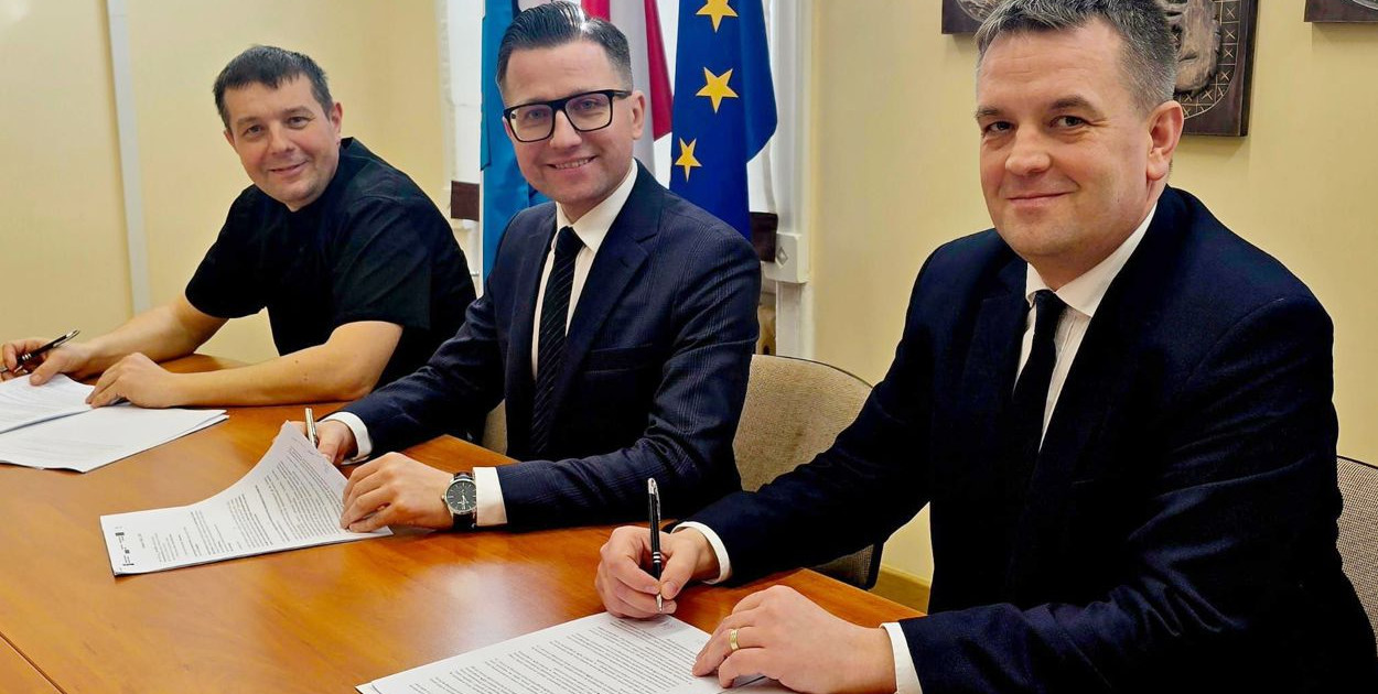 Od lewej: Piotr Czarnecki (Eko-Wod), Michał Kochanowski i Łukasz Wiśniewski. Fot. Powiat Kętrzyński