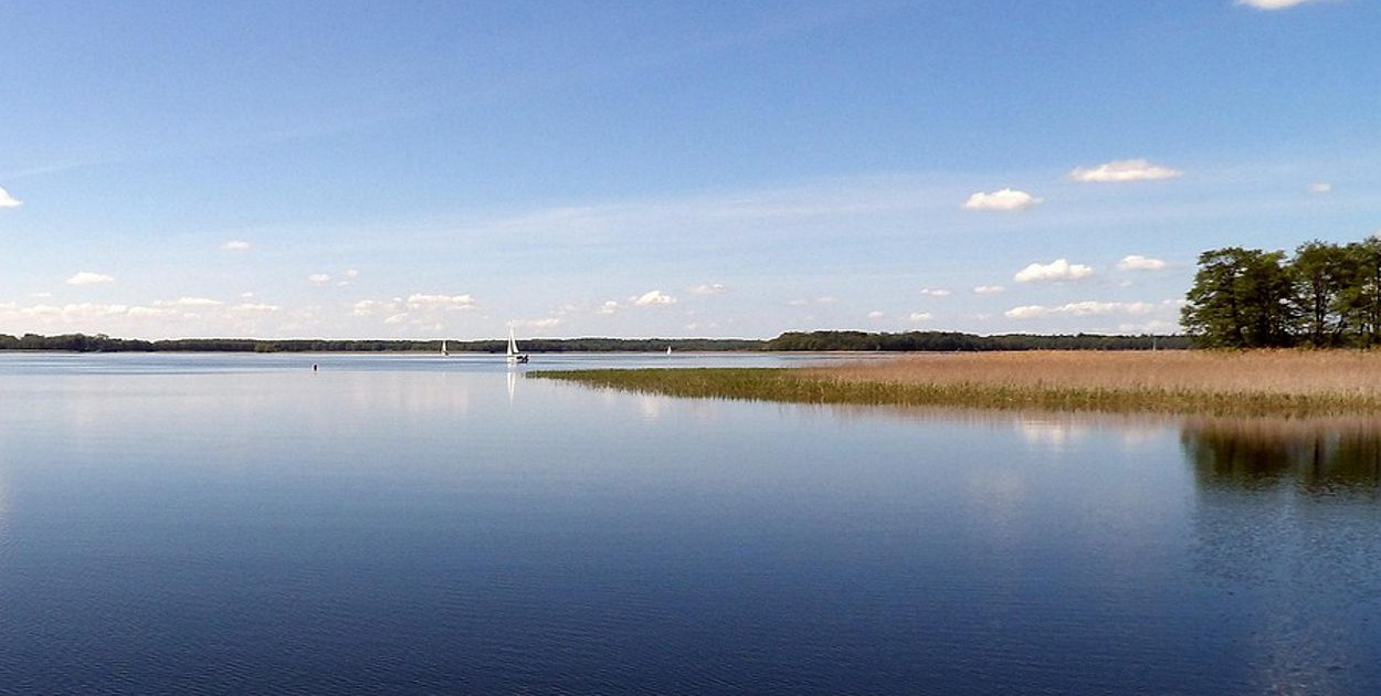 Jak wybrać najlepsze noclegi nad jeziorem na Mazurach: Przewodnik