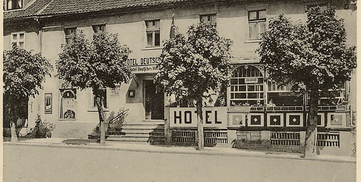 Srokowo – pocztówka z początku XX wieku przedstawiająca budynek hotelu „Deutsches Haus”, który stał w północnej pierzei rynku (hotel, którego właścicielem był Otto Werner, spalony został w 1945 roku i obecnie – po rozebraniu ruin – w jego miejscu jest targowisko).