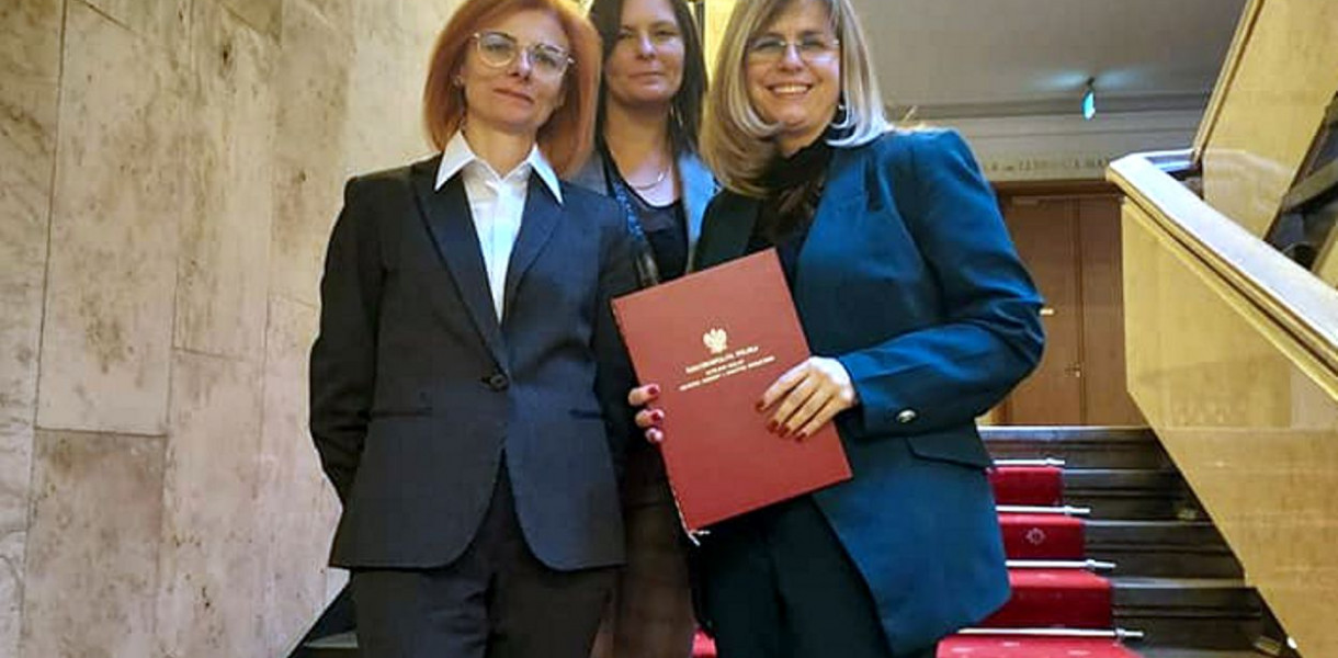 Dorota Siwicka, dyrektor PCPR, odebrała nagrodę razem ze swoimi współpracownicami. Fot. Facebook.com