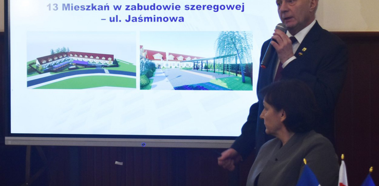 Ryszard Niedziółka zaprezentował mieszkaniowe plany miejskiego samorządu. Fot. Robert Majchrzak