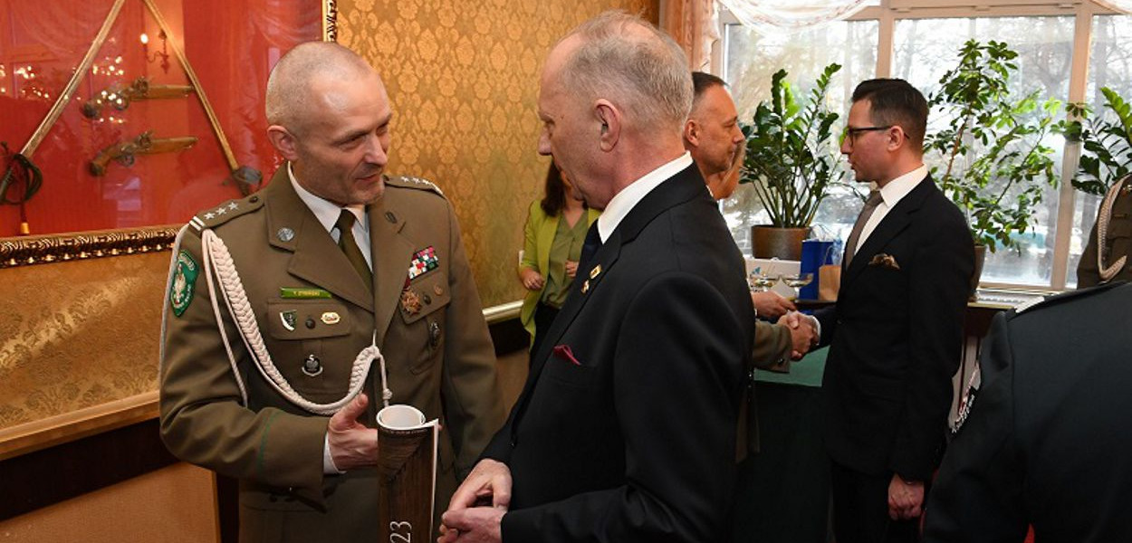 W pożegnaniu z odchodzącym i powitaniu z przychodzącym komendantem uczestniczyli m.in. burmistrz Kętrzyna i starosta kętrzyński. Fot. WMOSG 