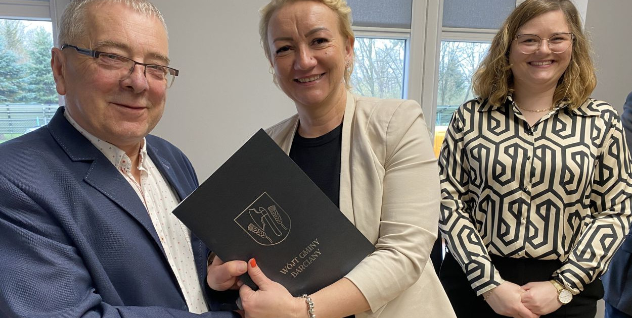 Michał Czarnecki, Marta Kamińska i Magda Świercz po podpisaniu umowy. Fot. Grzegorz Spodarek