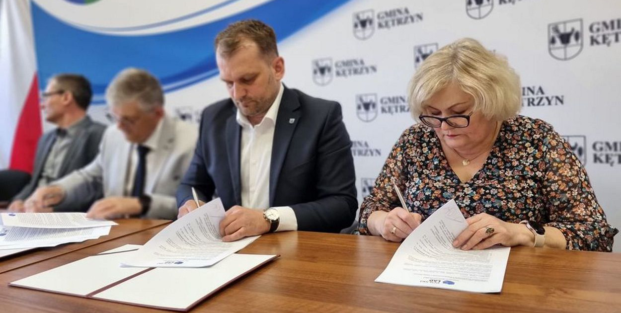Umowę na realizację inwestycji podpisał Paweł Bobrowski, wójt gminy Kętrzyn, przy kontrasygnacie skarbniczki, Krystyny Kalisz. Fot. Gmina Kętrzyn