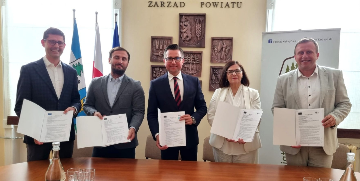 Od lewej: Przedstawiciele firmy SanBud, Michał Kochanowski, Alina Janiszewska i Andrzej Lewandowski. Fot. Powiat Kętrzyński