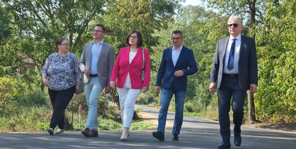 Od lewej: Małgorzata Mikulska, Michał Kochanowski, Alina Janiszewska, Leszek Szewczuk i Jan Adamowicz. Fot. Powiat Kętrzyński