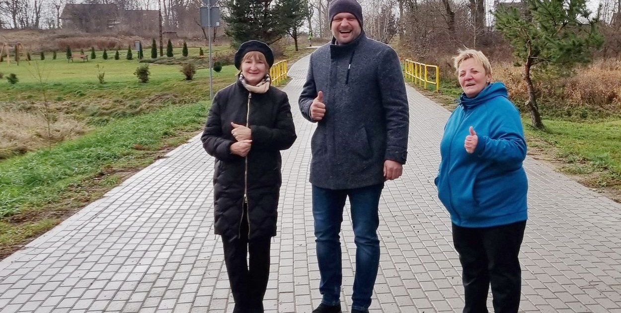Jednym z jedenastu wyremontowanych traktów jest 5,41-kilometrowy odcinek drogowy w Salpiku. Na zdjęciu Mirosława Katiuszyn, wiceprzewodnicząca Rady Gminy Kętrzyn; Paweł Bobrowski, wójt gminy Kętrzyn i Barbara Sosnowska, sołtyska Salpiku. Fot. Gmina Kętrzyn