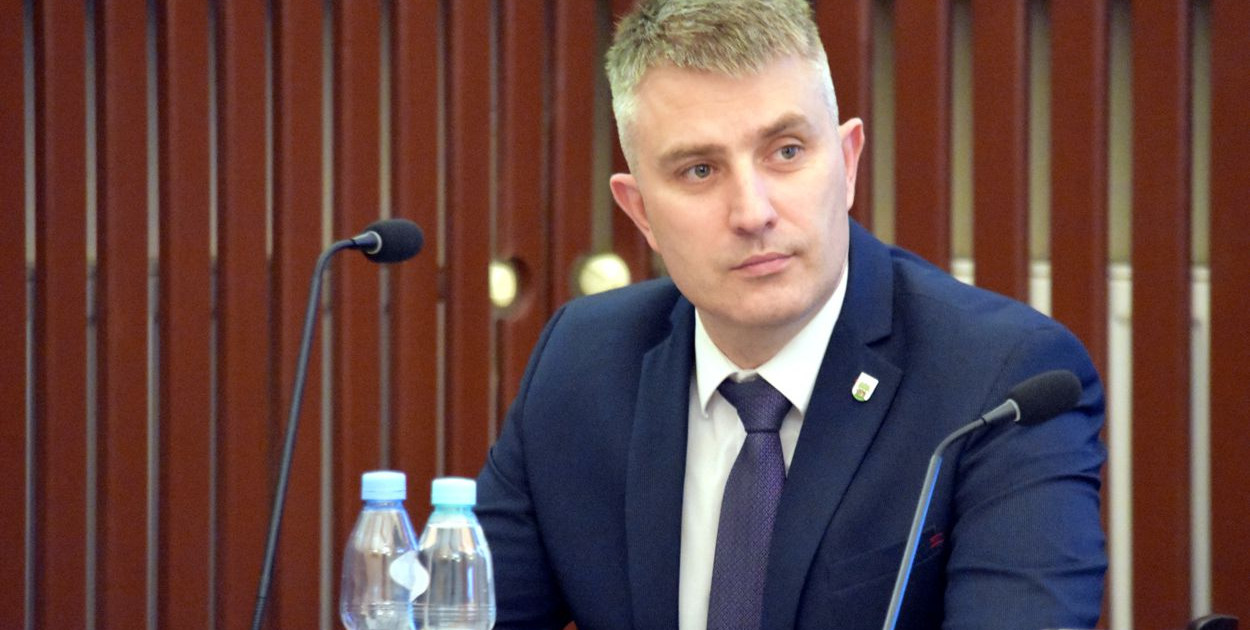 Czesław Ćwik wskazuje trzech kandydatów na burmistrza Kętrzyna. Fot. Archiwum TK