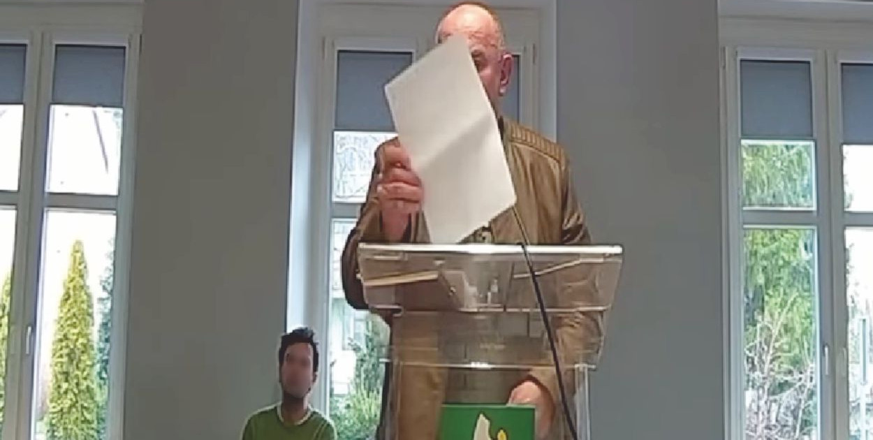 Zenon Duński podczas występu na sesji rady gminy. Fot. Youtube