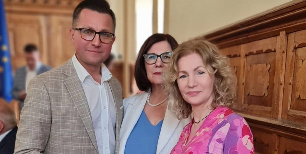 Od lewej: Michał Kochanowski; Alina Janiszewska, członkini zarządu powiatu i Aneta Pietrzyk-Hornicka. Fot. Powiat Kętrzyński