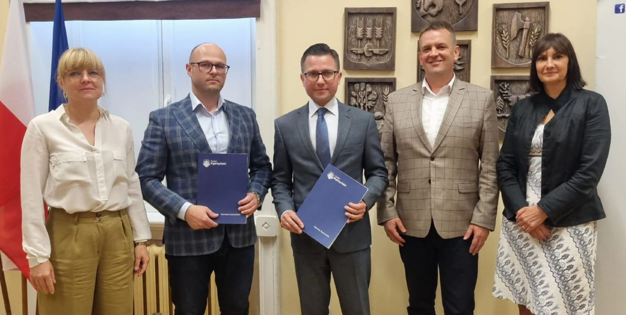 Od lewej: Marta Żylińska, dyrektorka Centrum Usług Wspólnych Powiatu Kętrzyńskiego; Adam Stadnik; Michał Kochanowski; Łukasz Wiśniewski, wicestarosta kętrzyński i Danuta Tomczak, naczelniczka Wydziału Oświaty i Zdrowia Starostwa Powiatowego w Kętrzynie. Fot. Powiat Kętrzyński