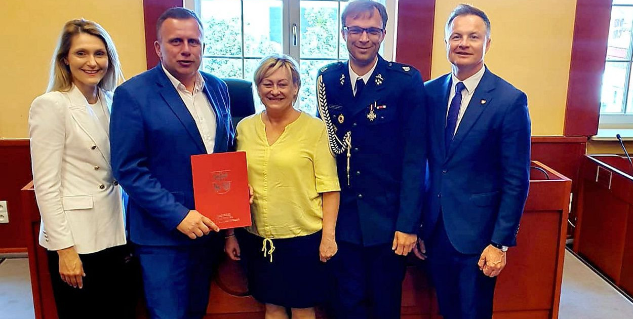 Od lewej: Sylwia Jaskulska, wicemarszałek województwa; Andrzej Lewandowski; Julita Paprocka; Andrzej Adamiak i Marcin Kuchciński, marszałek województwa warmińsko-mazurskiego. Fot. Gmina Reszel