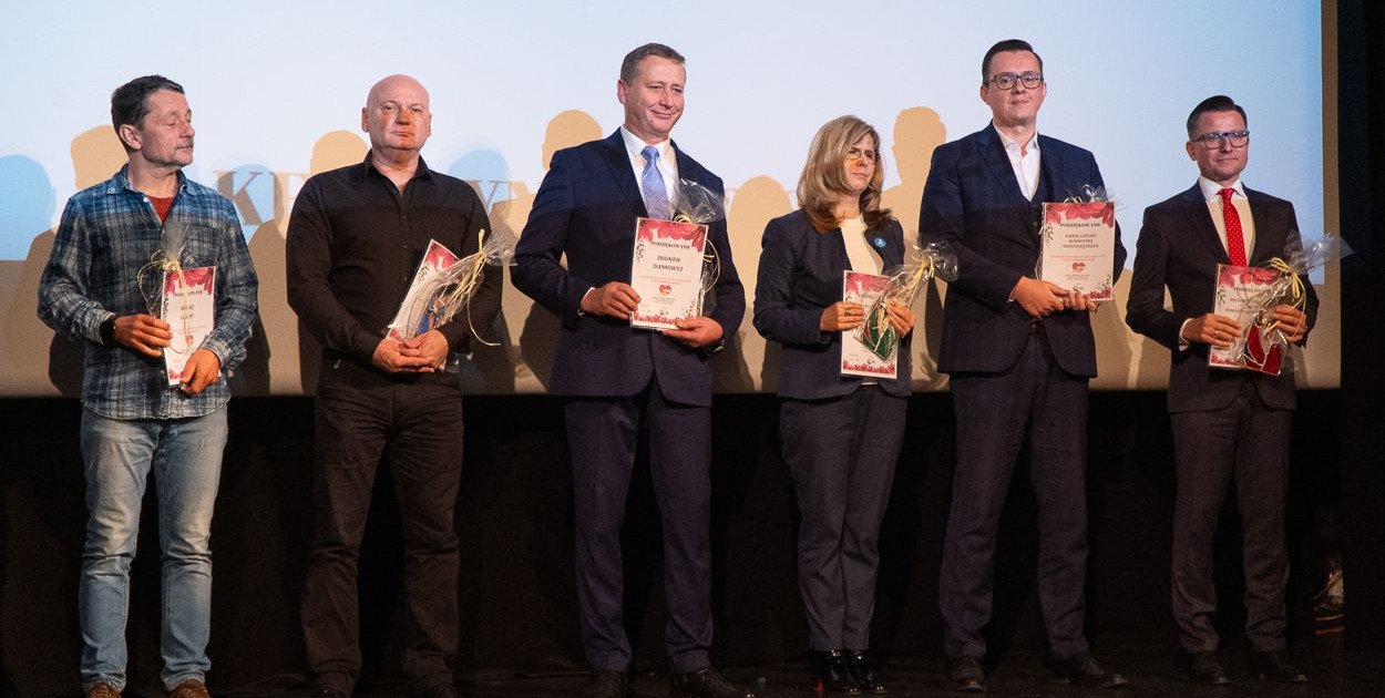 Tegoroczni laureaci Aniołów Dobrego Serca: Miłosz Lenart, Tadeusz Snopek, Zbigniew Olenkowicz, Dorota Siwicka, Karol Lizurej i Michał Kochanowski. Fot. Miasto Kętrzyn