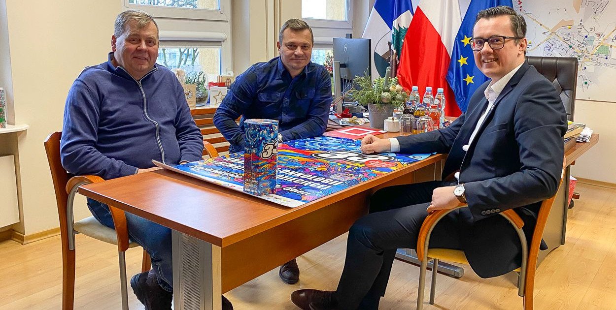 Od lewej: Janusz Mazurkiewicz, Mariusz Kirszyński i Karol Lizurej. Fot. Miasto Kętrzyn
