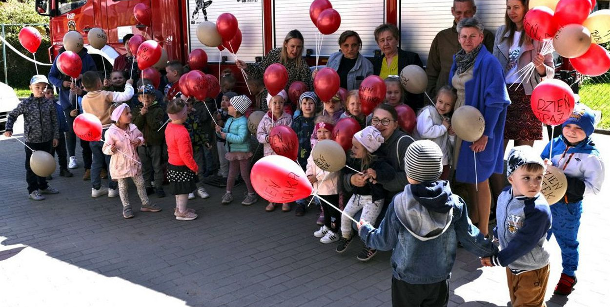 Przedszkolaki z wizytą w OSP Barciany wyglądają na zadowolone… Fot. Archiwum GOK Barciany