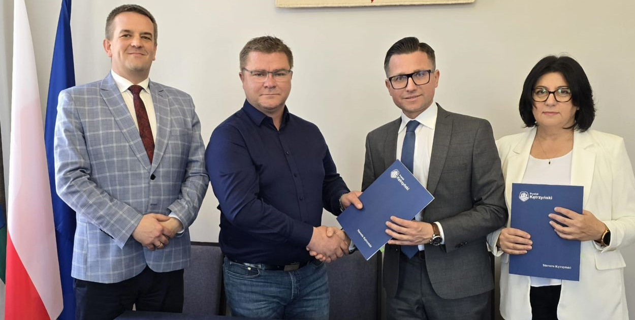 Od lewej: Łukasz Wiśniewski - wicestarosta kętrzyński, przedstawiciel wykonawcy, Michał Kochanowski i Olga Wanago – członkini Zarządu Powiatu w Kętrzynie. Fot. Powiat Kętrzyński.