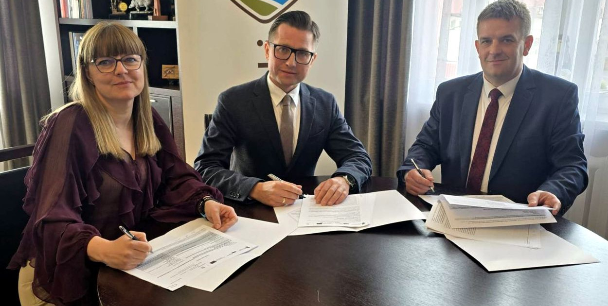 Od lewej: Marta Żylińska – dyrektorka CUW, Michał Kochanowski i Łukasz Wiśniewski – wicestarosta kętrzyński. Fot. Powiat Kętrzyński