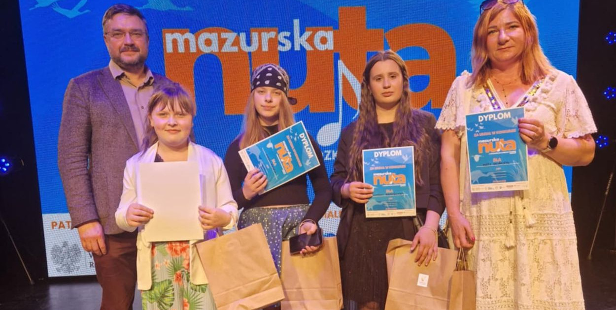 Reprezentacja GOK Barciany z dyrektorem, Tomaszem Mirońskim. Fot. Facebook.com