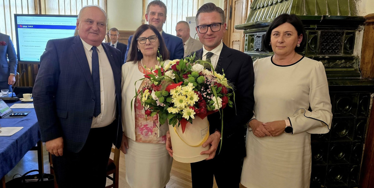 Zarząd powiatu w komplecie: Mirosław Bobrowski, Alina Janiszewska, Łukasz wiśniewski, Michał Kochanowski i Olga Wanago. Fot. Powiat Kętrzyński 