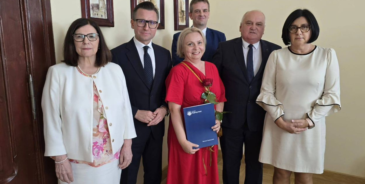 Od lewej: Alina Janiszewska – członkini zarządu powiatu, Michał Kochanowski, Marta Kragiel, Łukasz Wiśniewski – wicestarosta kętrzyński, Mirosław Bobrowski i Olga Wanago – członkowie zarządu powiatu. 